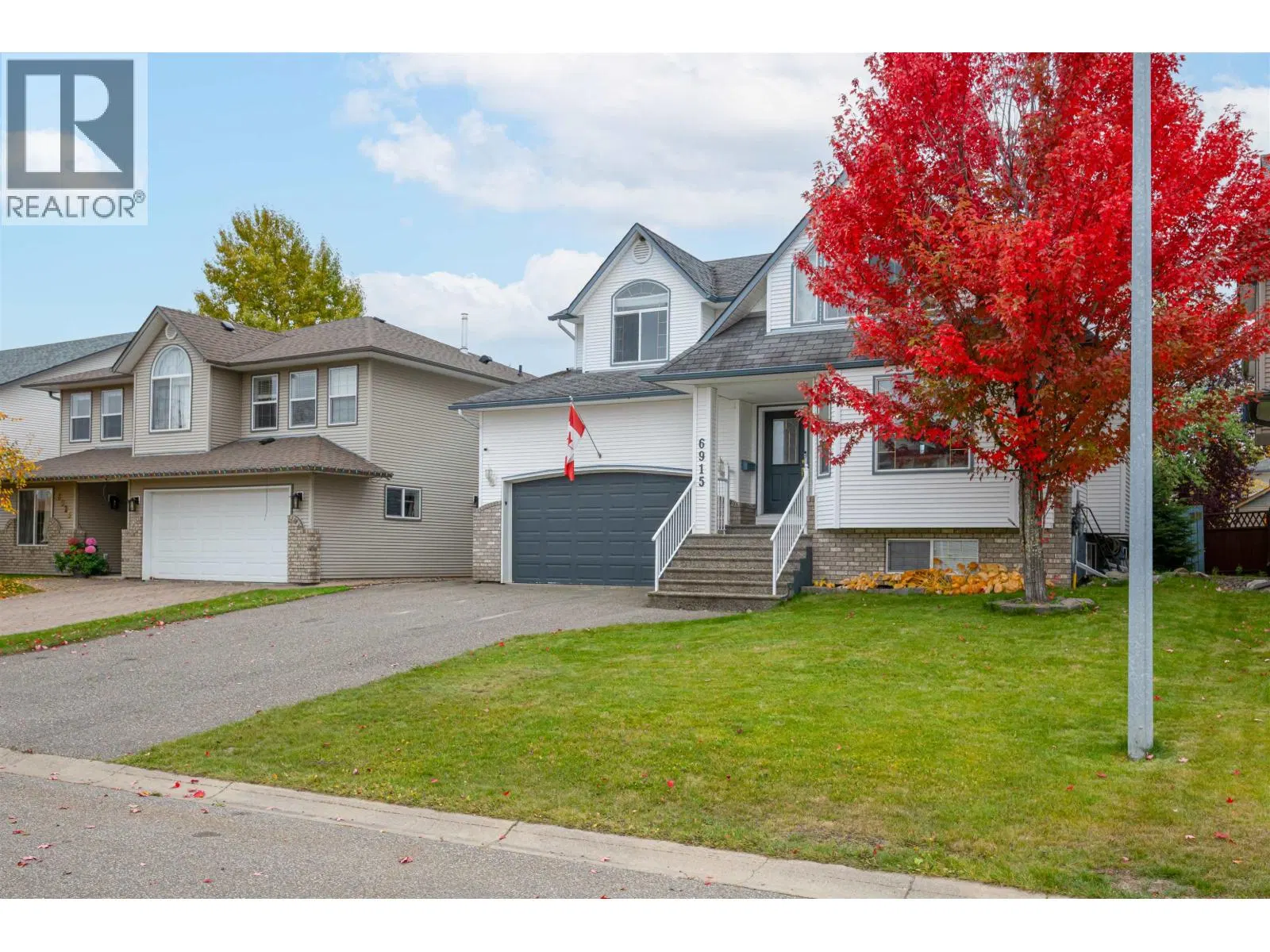 Photo 3 of 39 at 6915 CHARTWELL Crescent