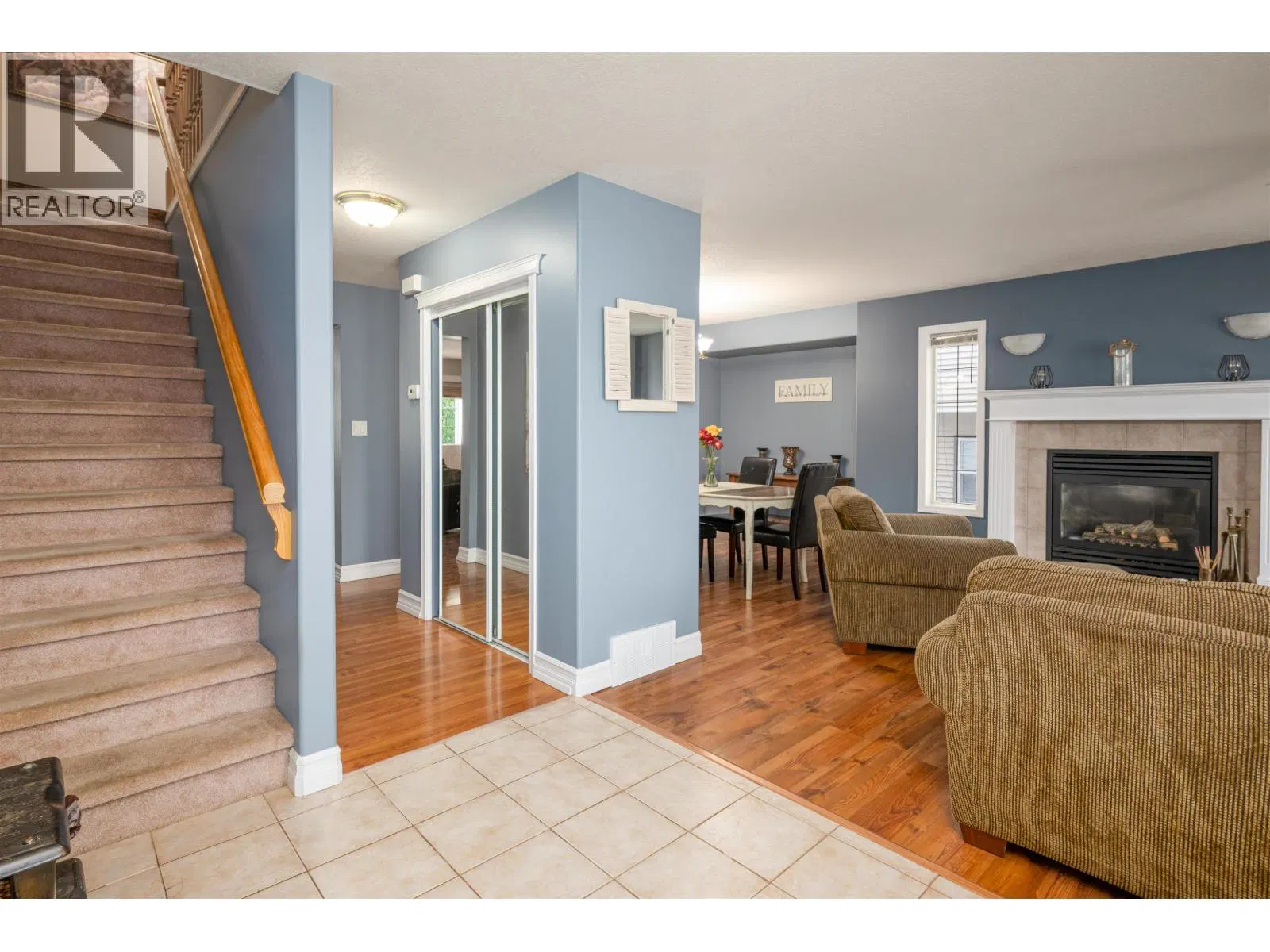 Photo 5 of 39 at 6915 CHARTWELL Crescent