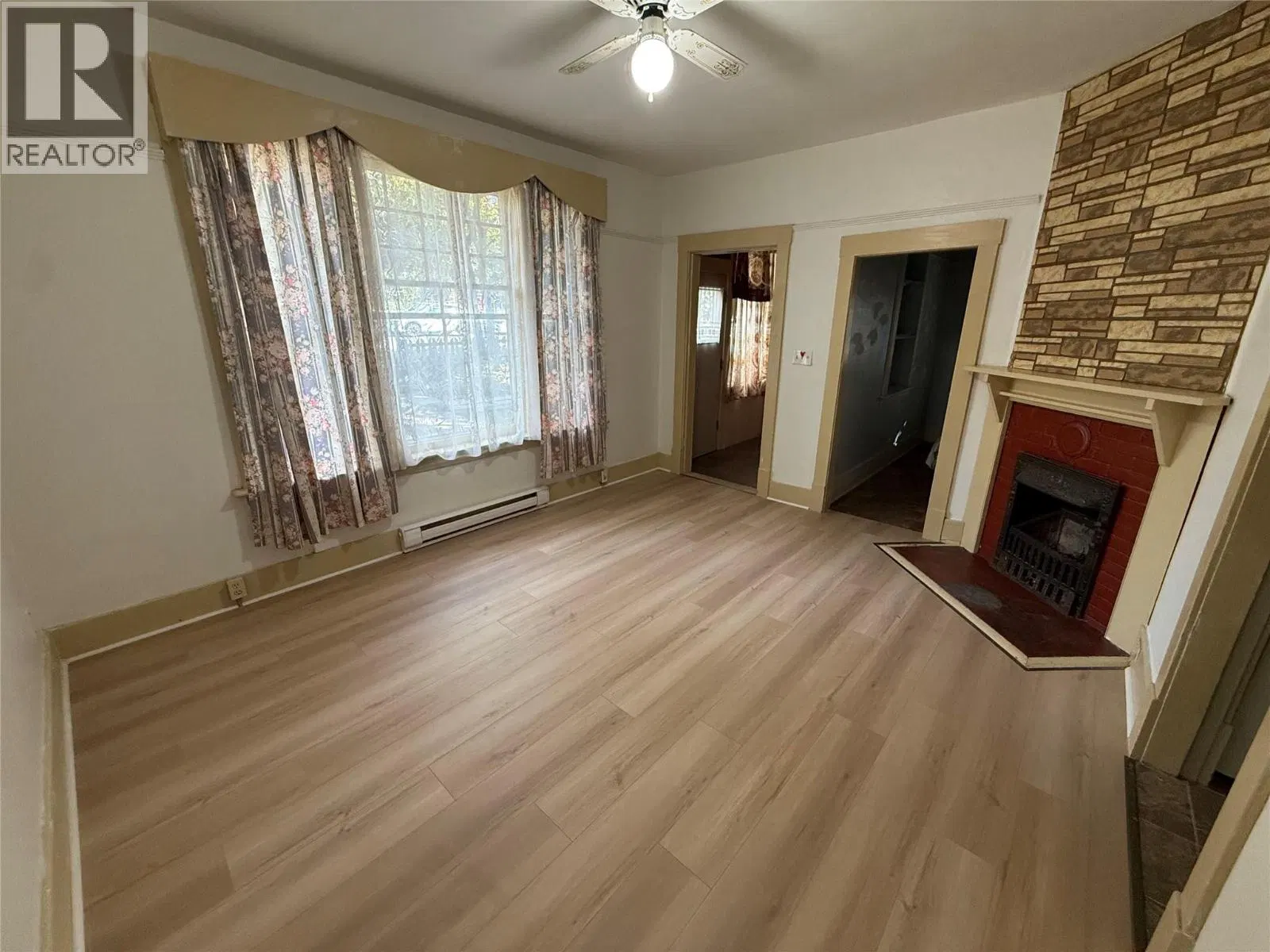 Photo 3 of 12 at 3802 32 Avenue
