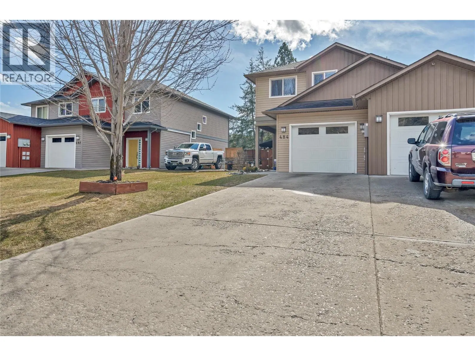 Photo 2 of 37 at 484 SIMILKAMEEN Avenue