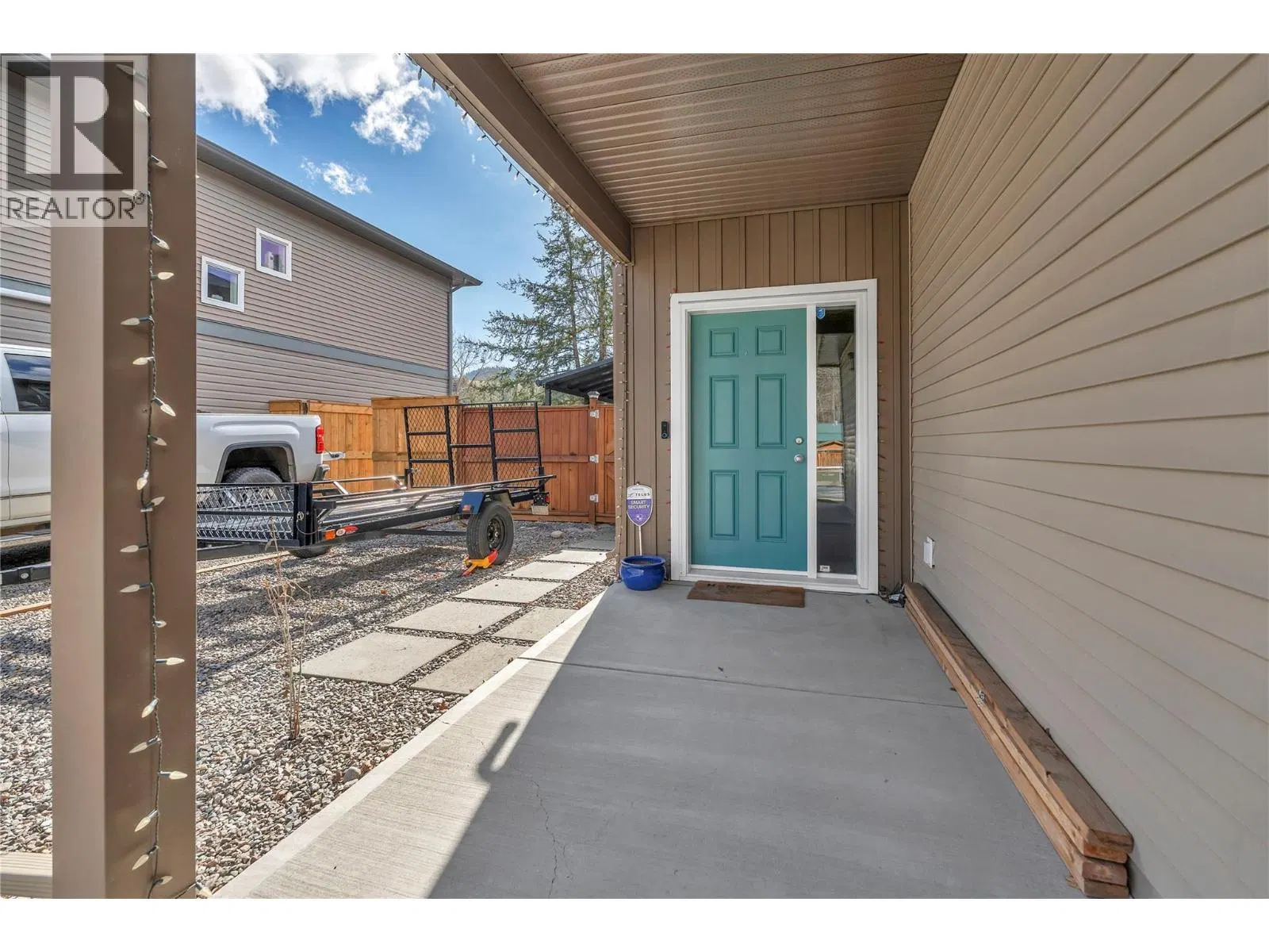 Photo 3 of 37 at 484 SIMILKAMEEN Avenue