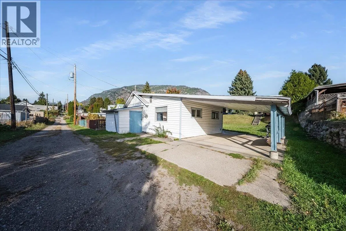 Photo 3 of 31 at 526 8TH Avenue
