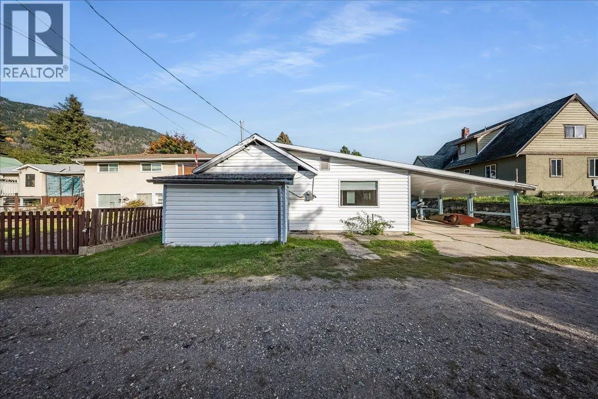Photo 4 of 31 at 526 8TH Avenue