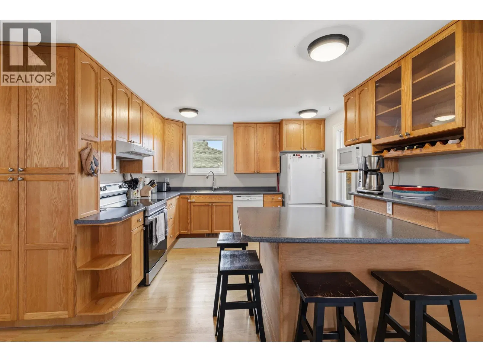 Photo 5 of 29 at 905 HARPER Street
