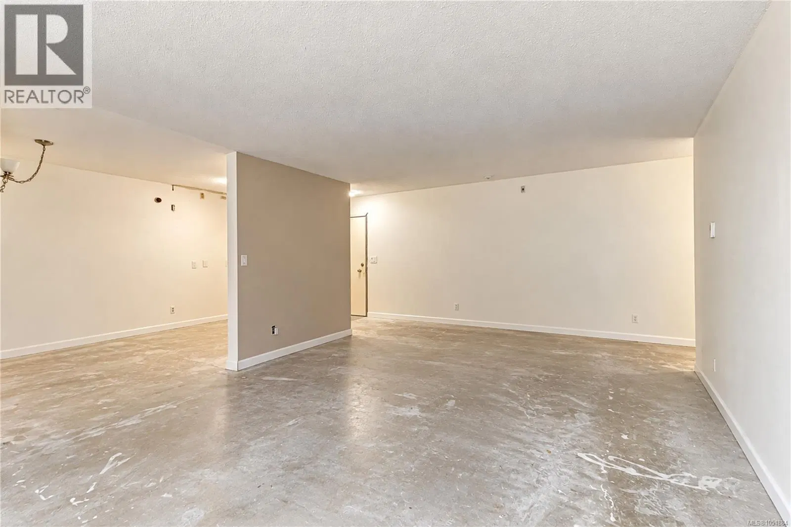 Photo 5 of 36 at #206 – 3800 Quadra Street