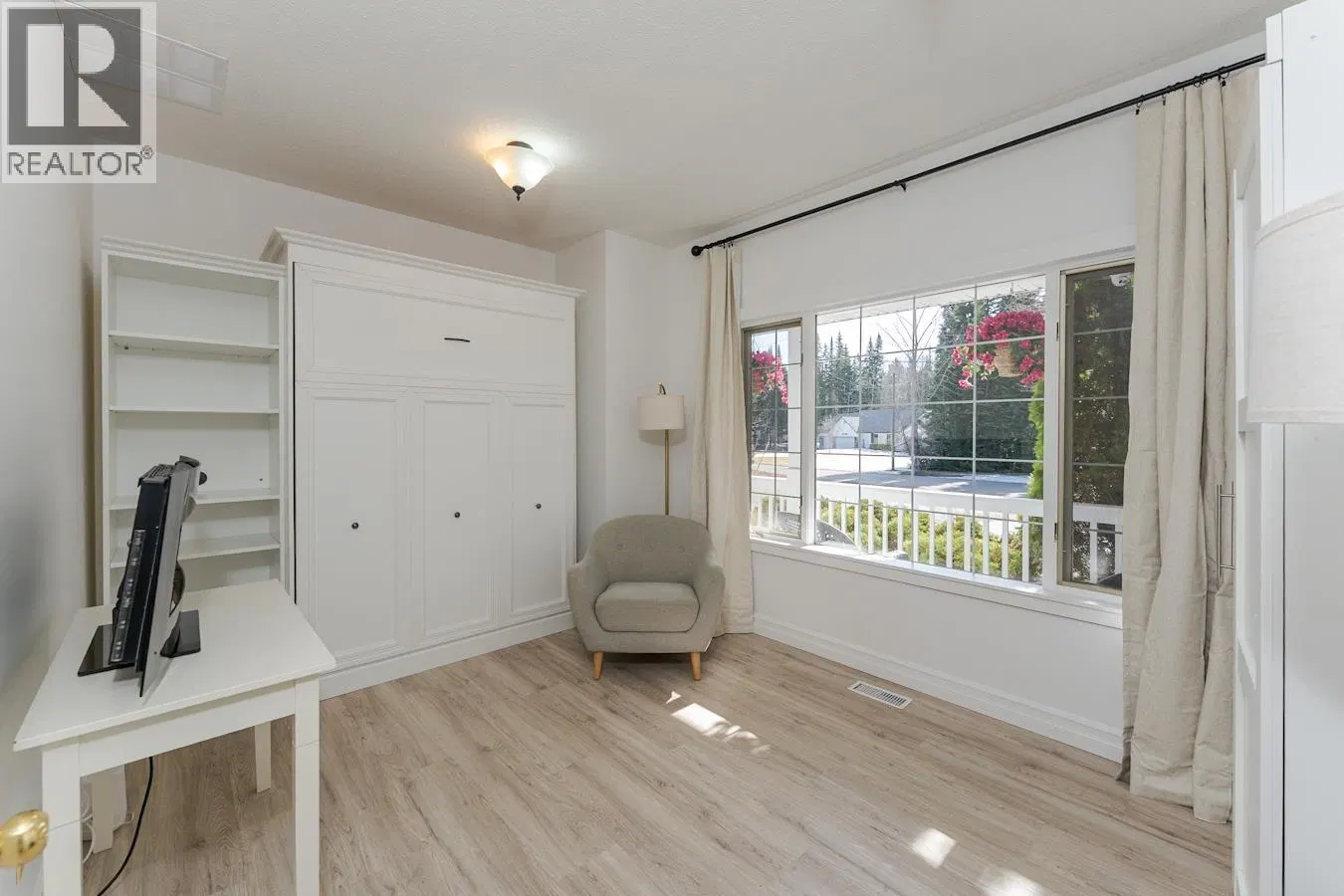 Photo 5 of 40 at 6743 VALLEYVIEW Drive