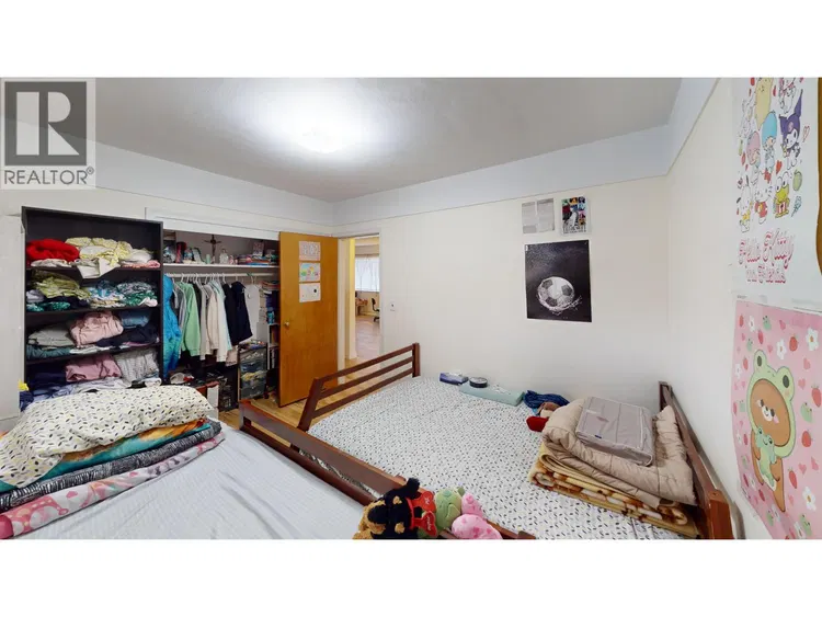 Photo 4 of 25 at 1136 YORSTON Avenue