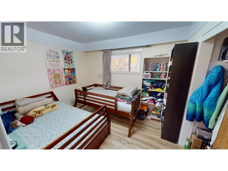 Photo 5 of 25 at 1136 YORSTON Avenue