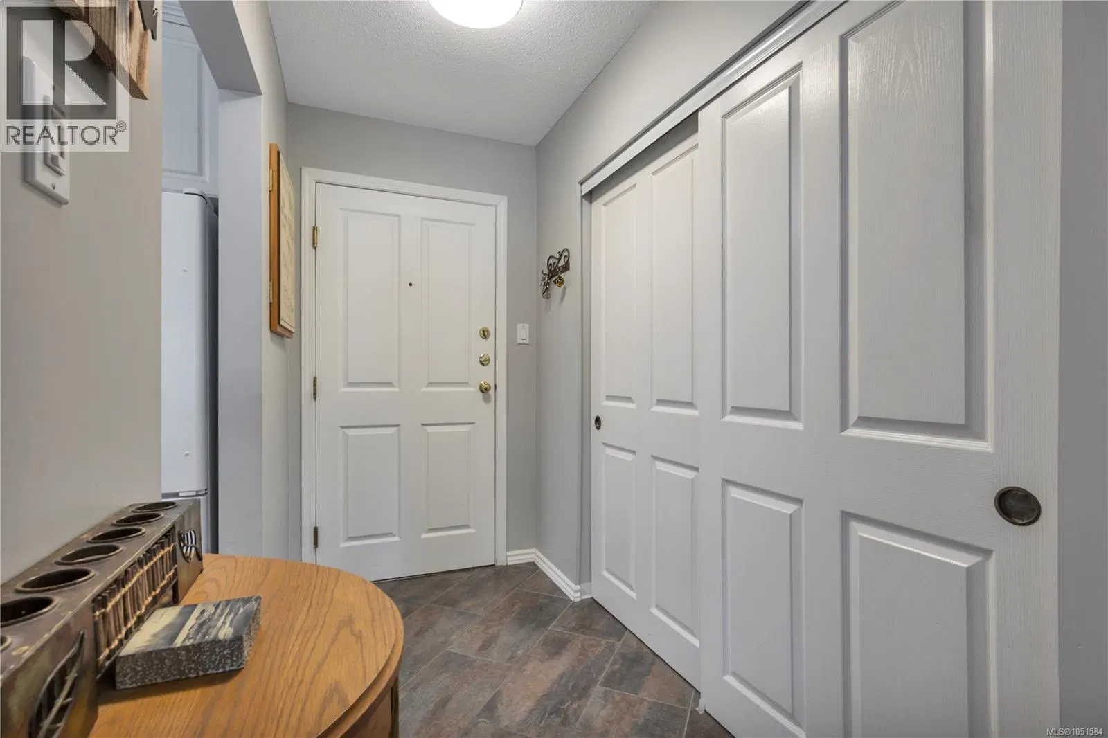 Photo 4 of 36 at #204 – 770 Poplar Street