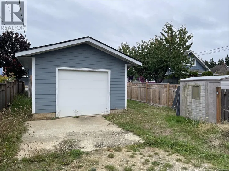 Photo 3 of 16 at 2868 3rd Avenue