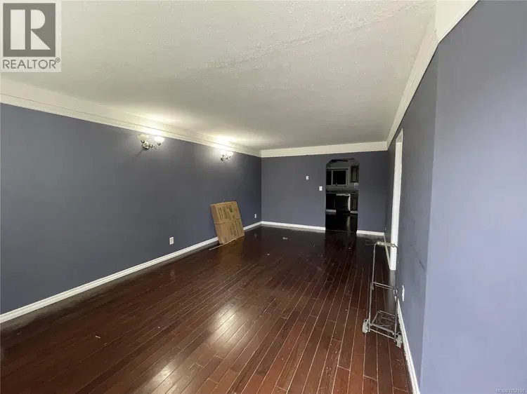 Photo 5 of 16 at 2868 3rd Avenue