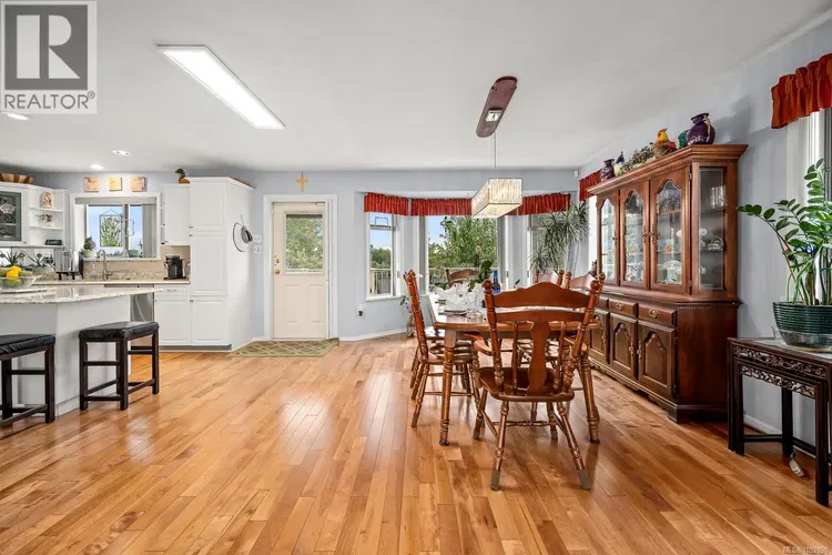 Photo 5 of 42 at 1564 Trumpeter Crescent