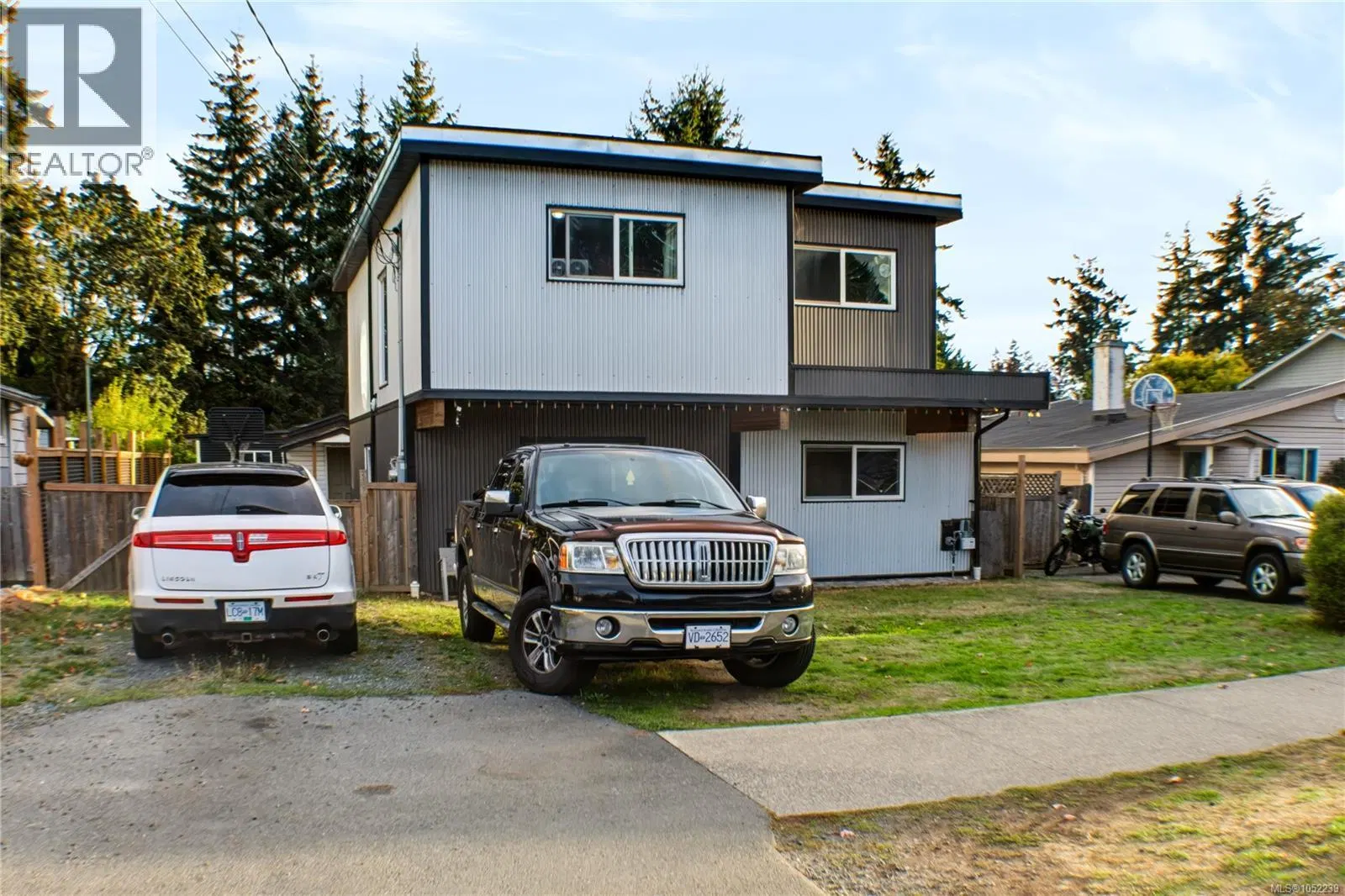 Photo 3 of 32 at 635 Hoffman Avenue