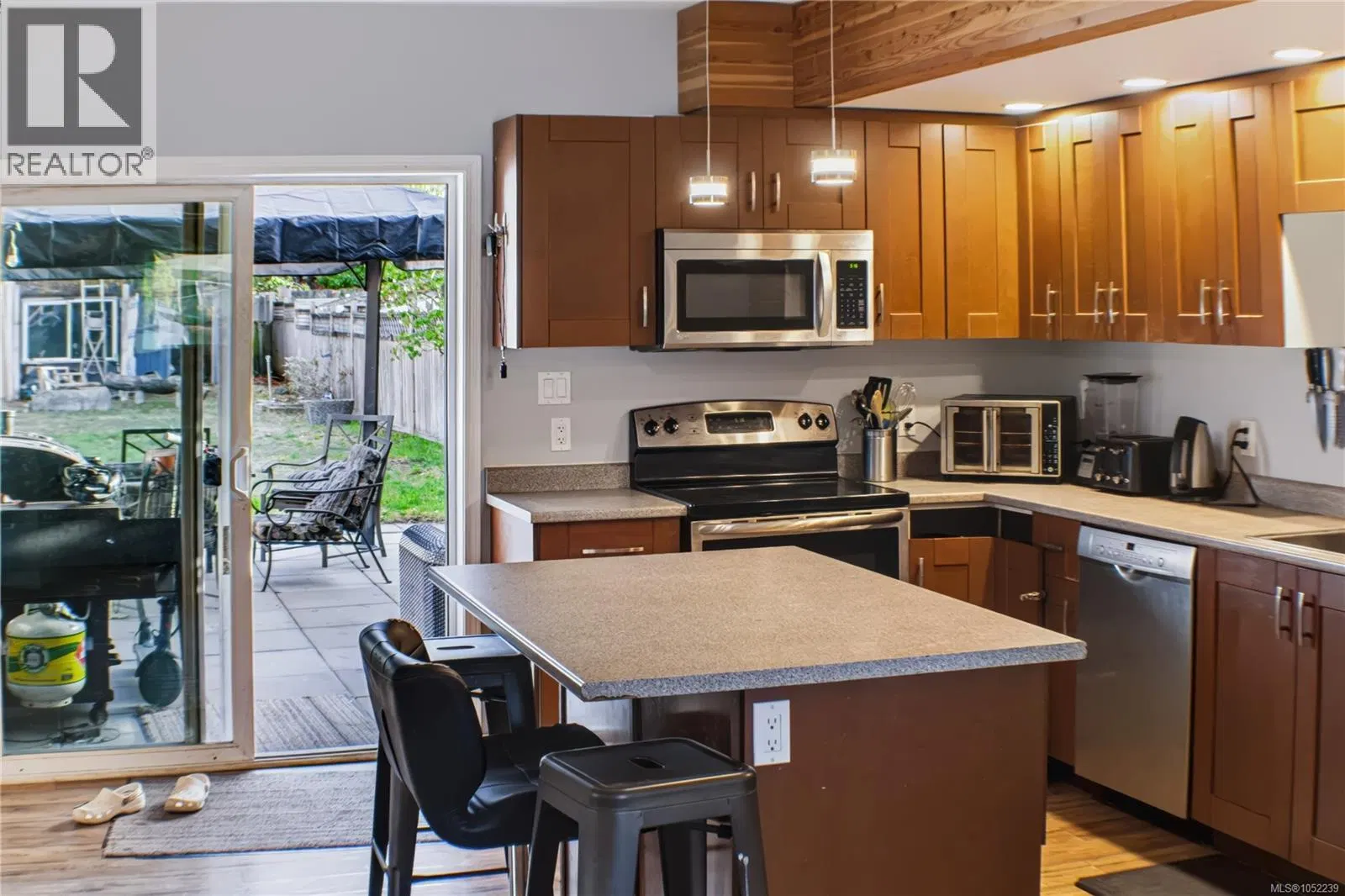 Photo 5 of 32 at 635 Hoffman Avenue
