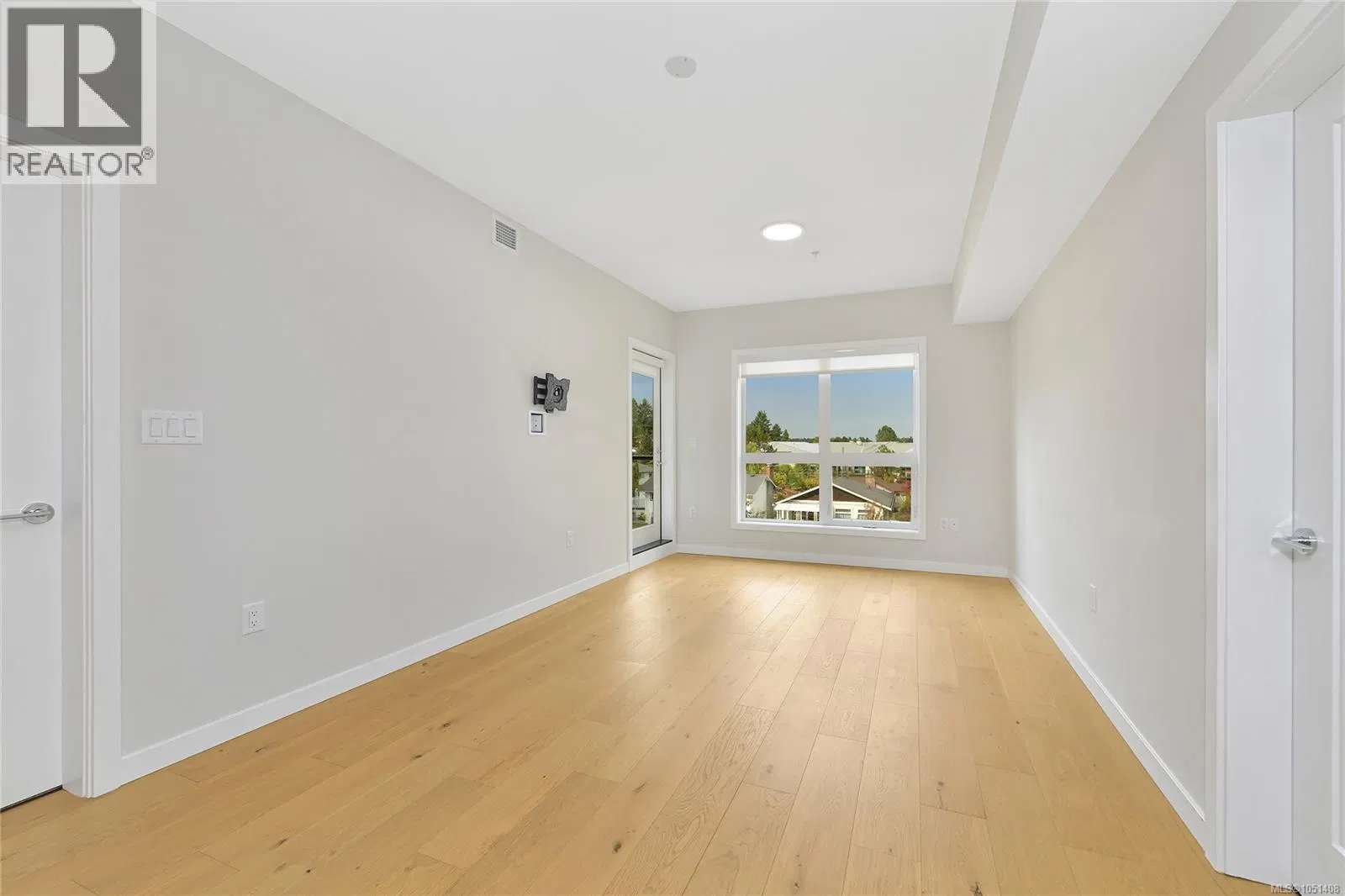 Photo 3 of 53 at #408 – 4030 Shelbourne Street