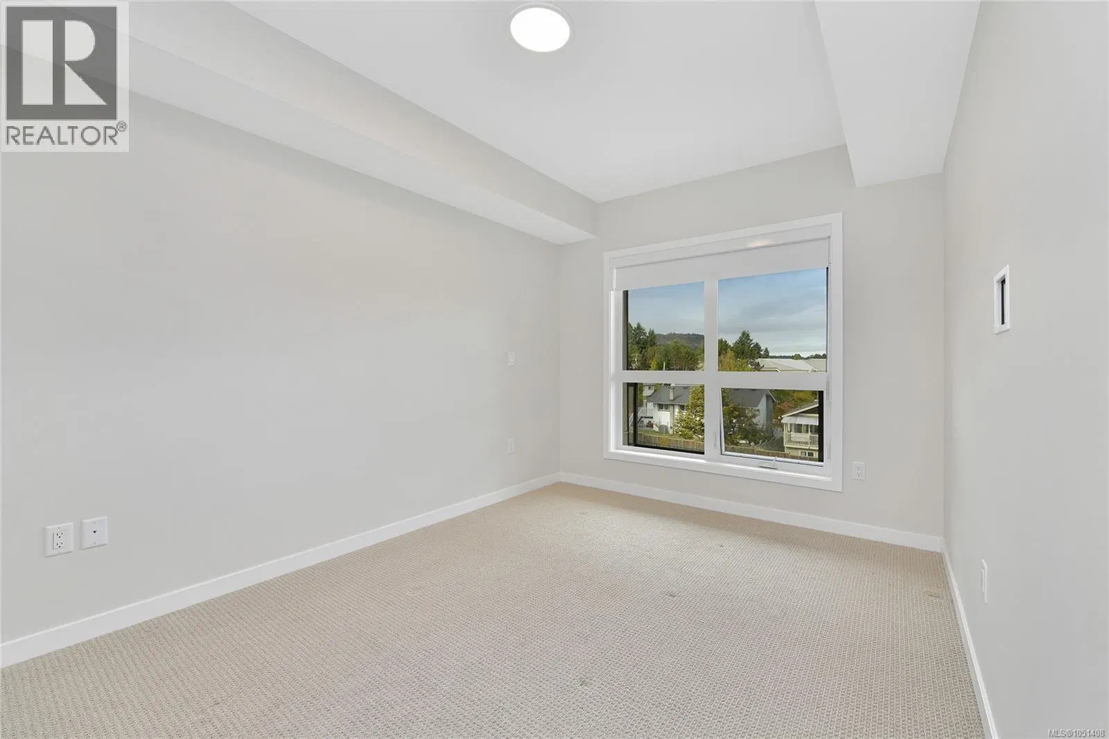 Photo 5 of 53 at #408 – 4030 Shelbourne Street