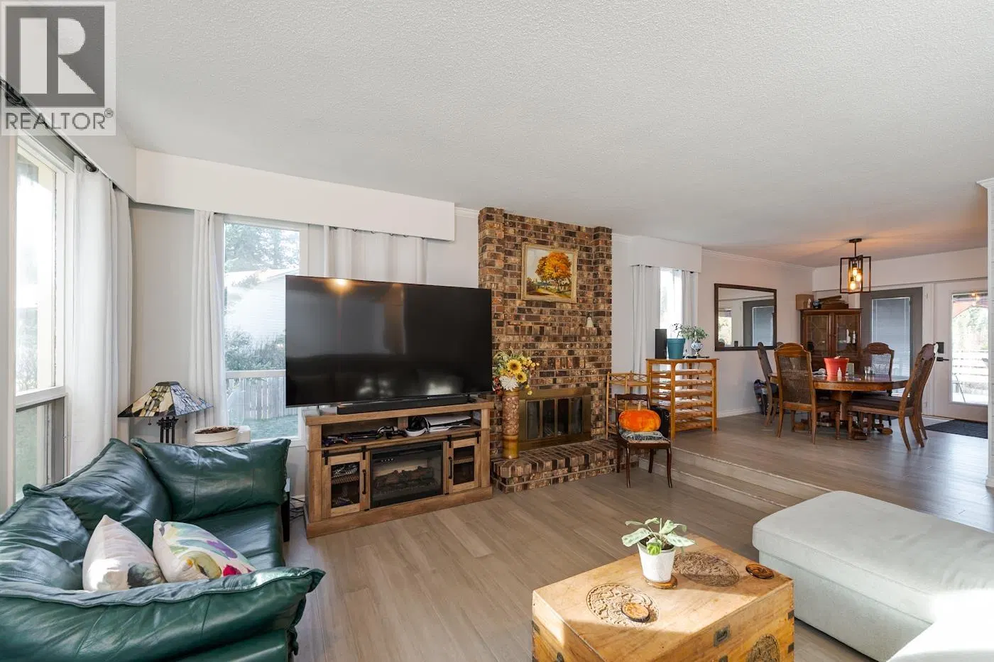 Photo 4 of 40 at 2941 OAKRIDGE Crescent