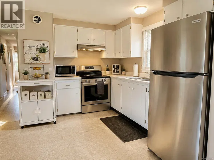 Photo 5 of 19 at #6 – 2625 Mansfield Drive