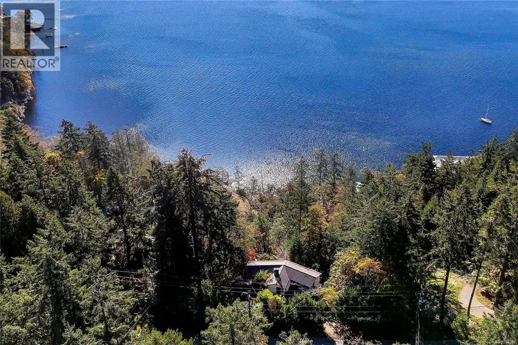 Photo 2 of 37 at 550 Arbutus Avenue