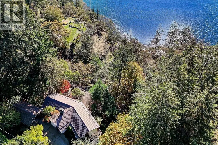 Photo 3 of 37 at 550 Arbutus Avenue