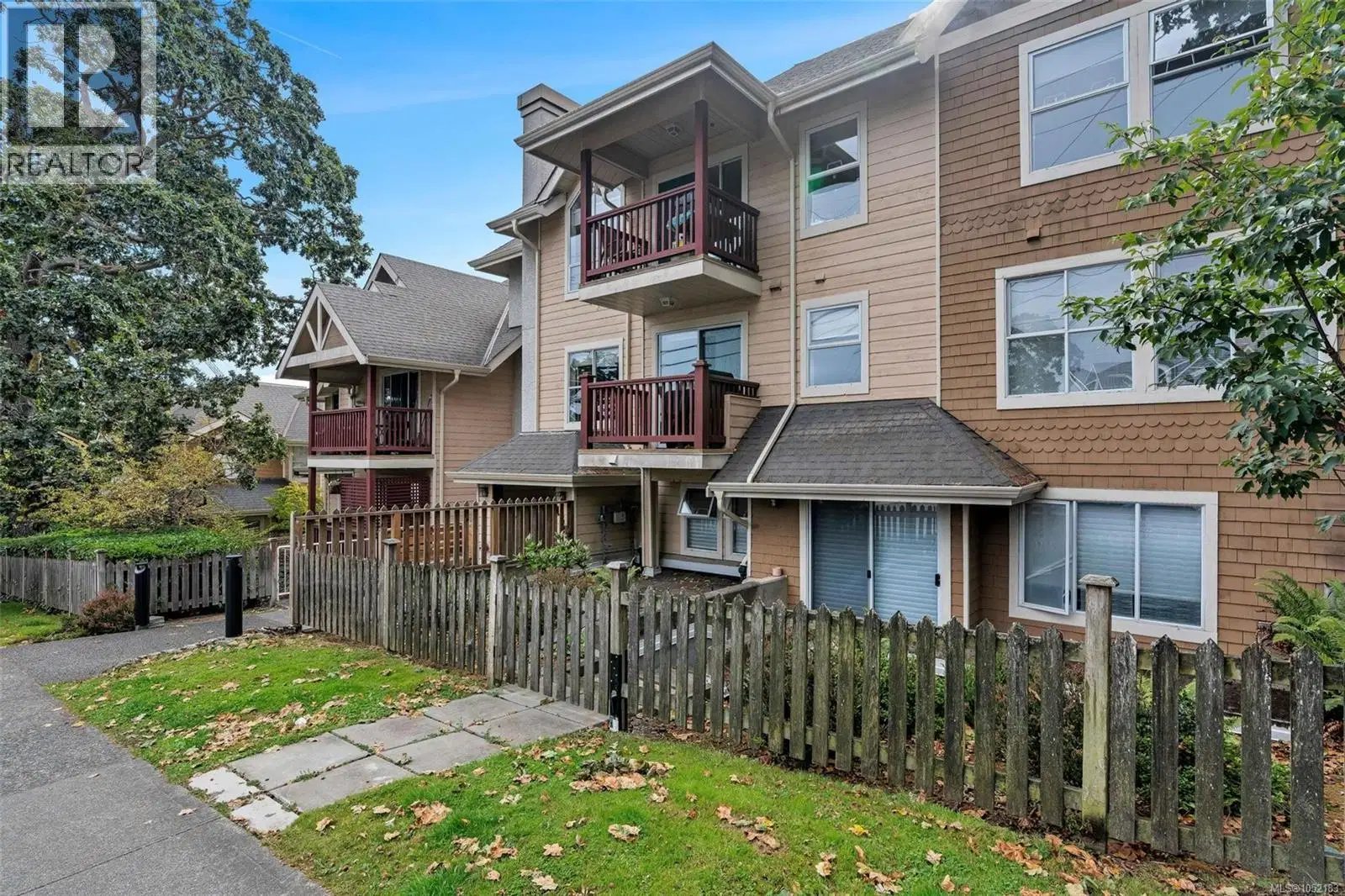 #305 – 1593 Begbie Street