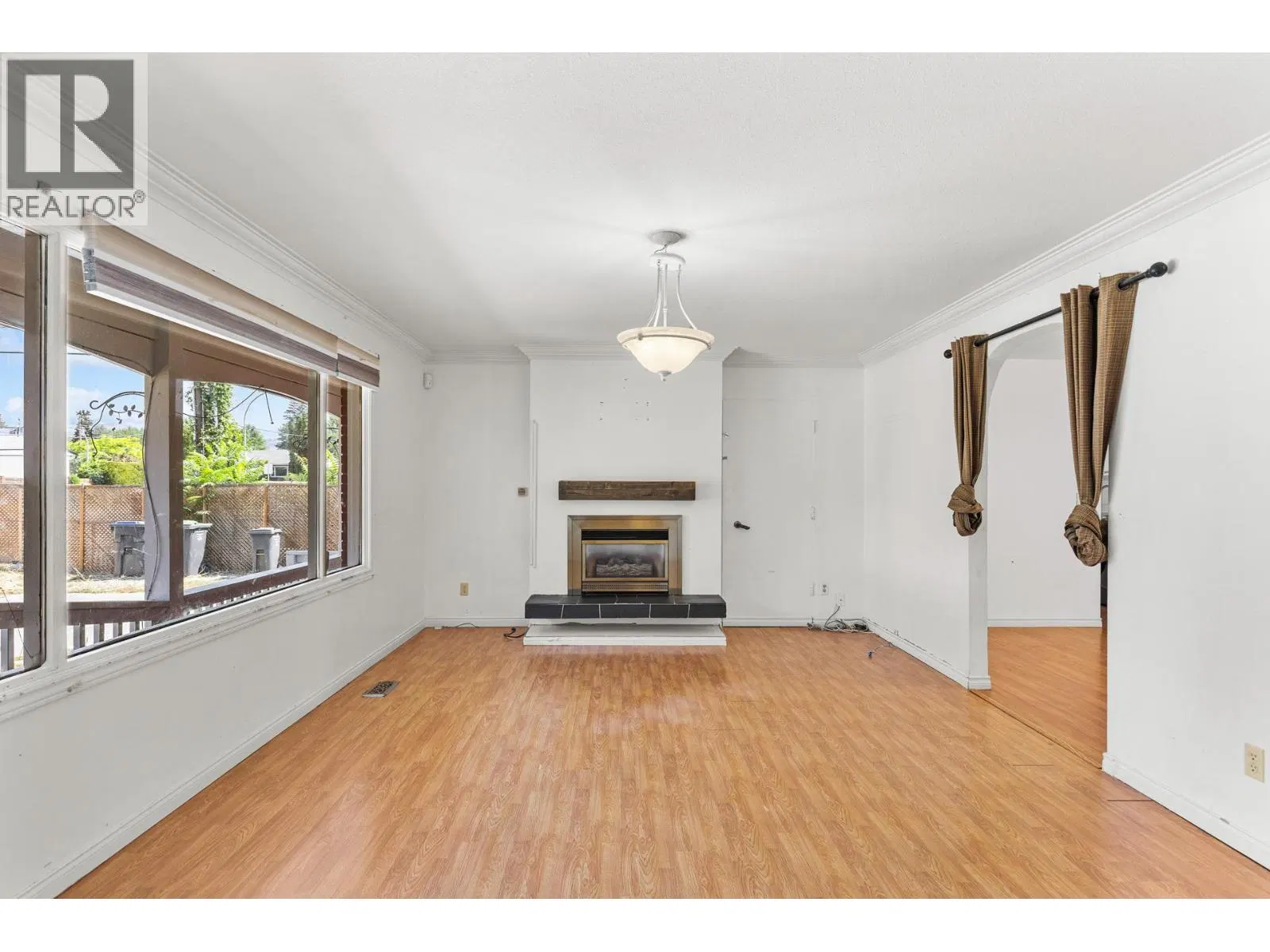 Photo 4 of 44 at 925 Sutherland Avenue