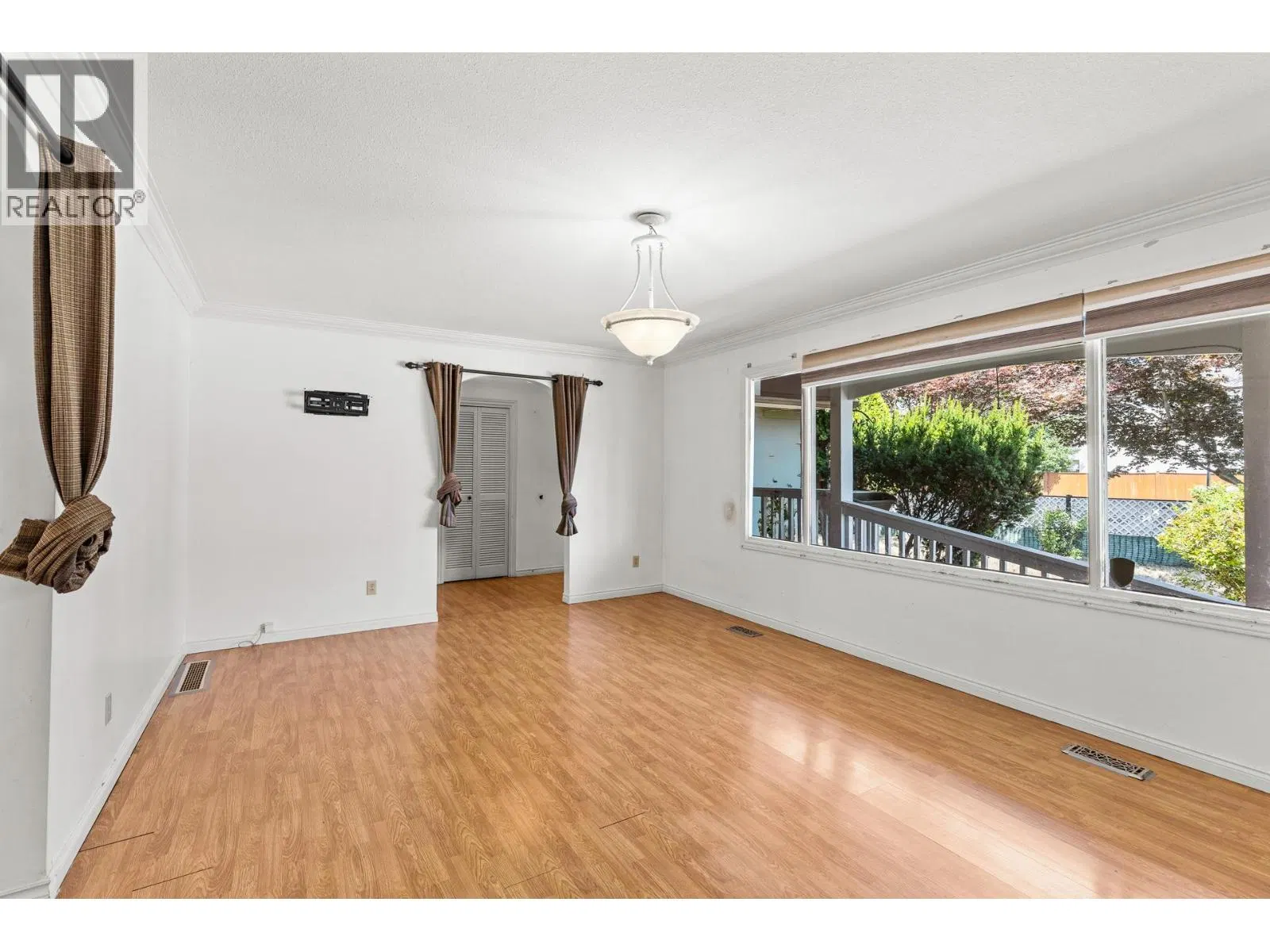 Photo 5 of 44 at 925 Sutherland Avenue