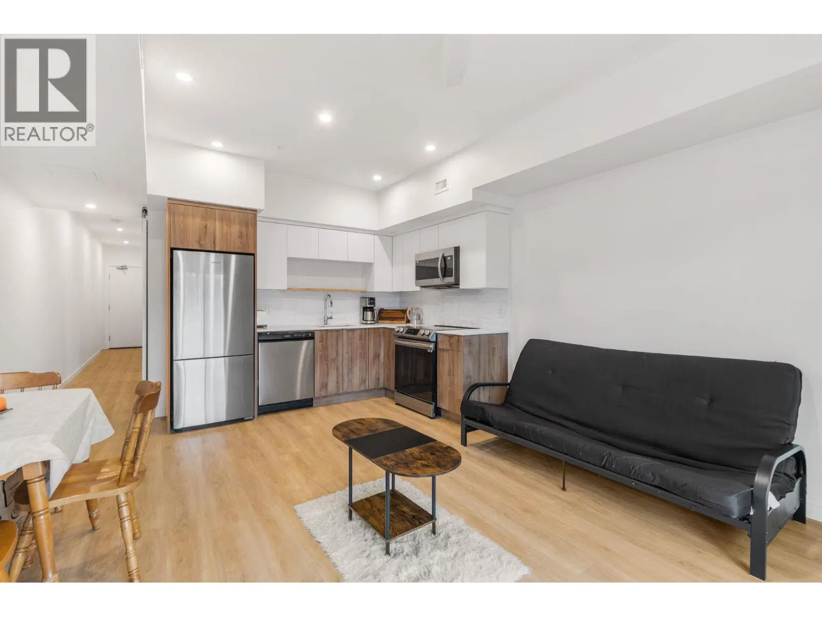Photo 3 of 17 at #404 – 604 Cawston Avenue