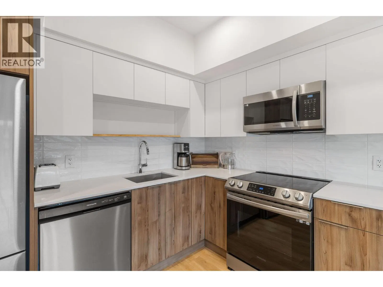 Photo 4 of 17 at #404 – 604 Cawston Avenue