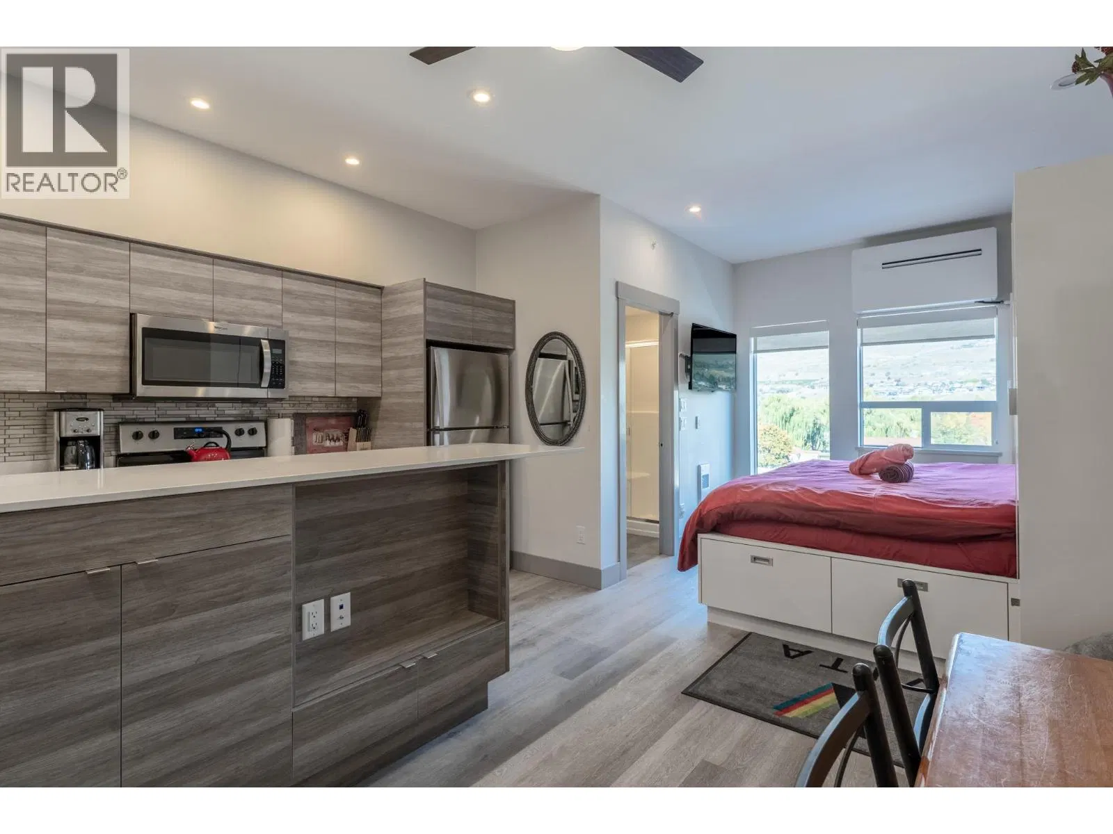 Photo 2 of 26 at #514 – 2555 Lakeshore Road