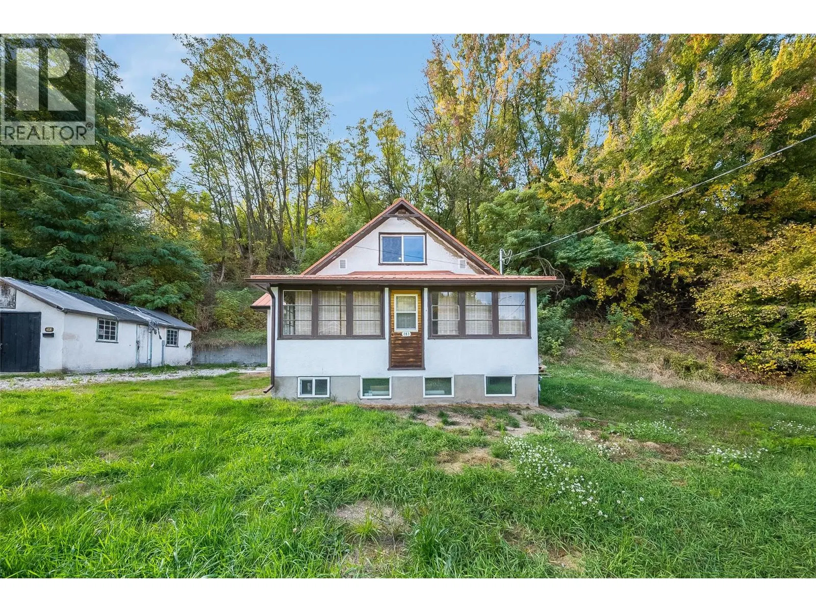 Photo 2 of 45 at 283 WELLINGTON Avenue