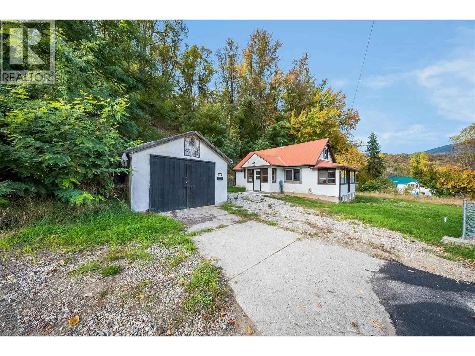 Photo 4 of 45 at 283 WELLINGTON Avenue