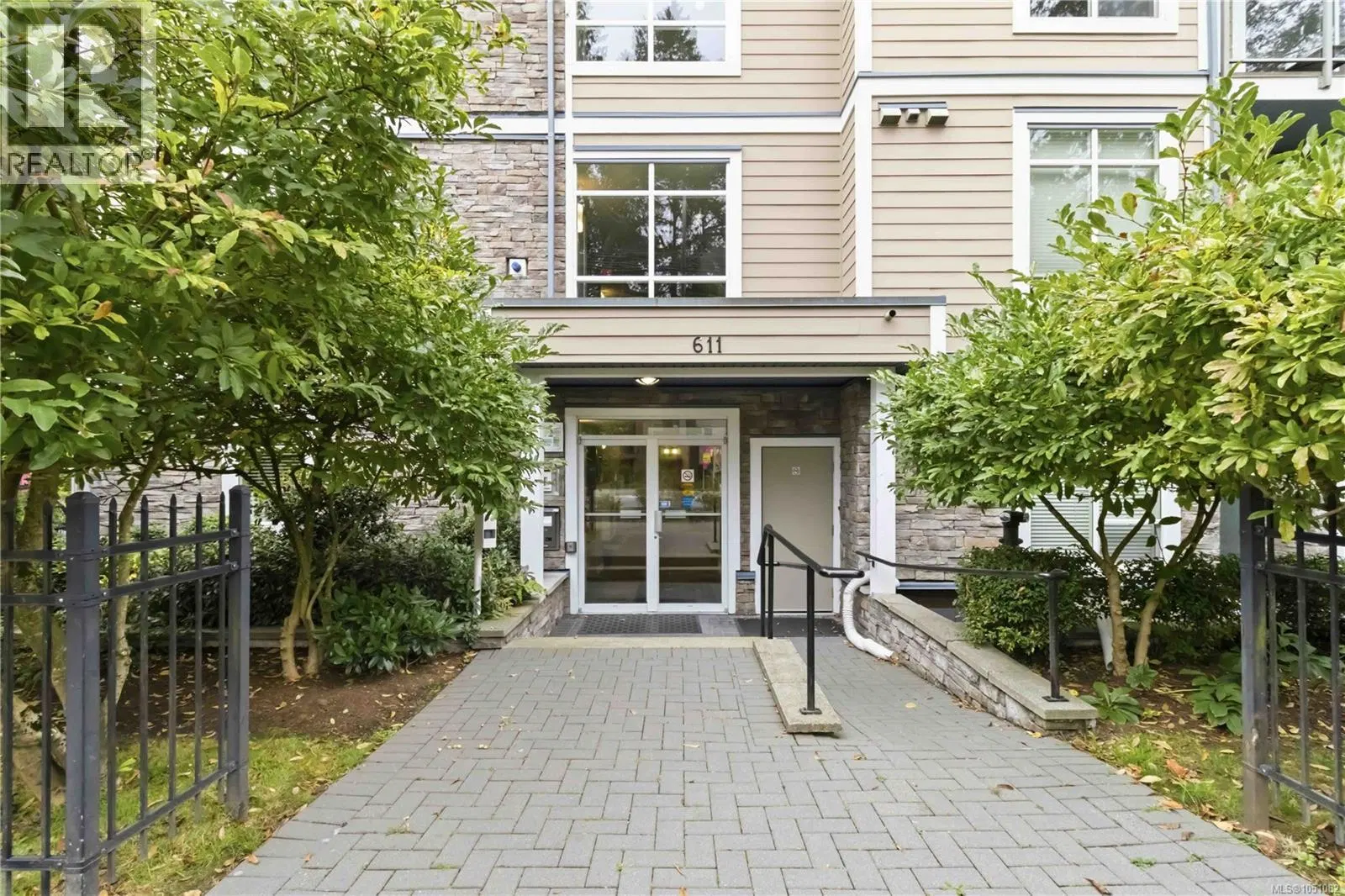 Photo 3 of 32 at #410 – 611 Goldstream Avenue