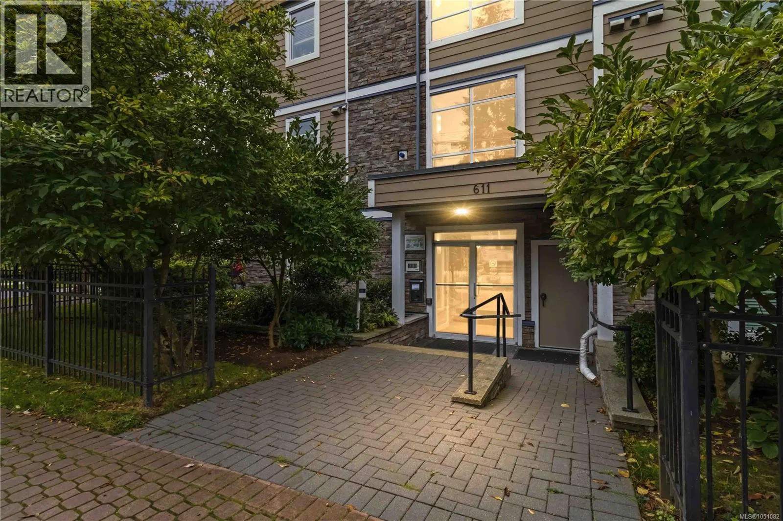 Photo 4 of 32 at #410 – 611 Goldstream Avenue