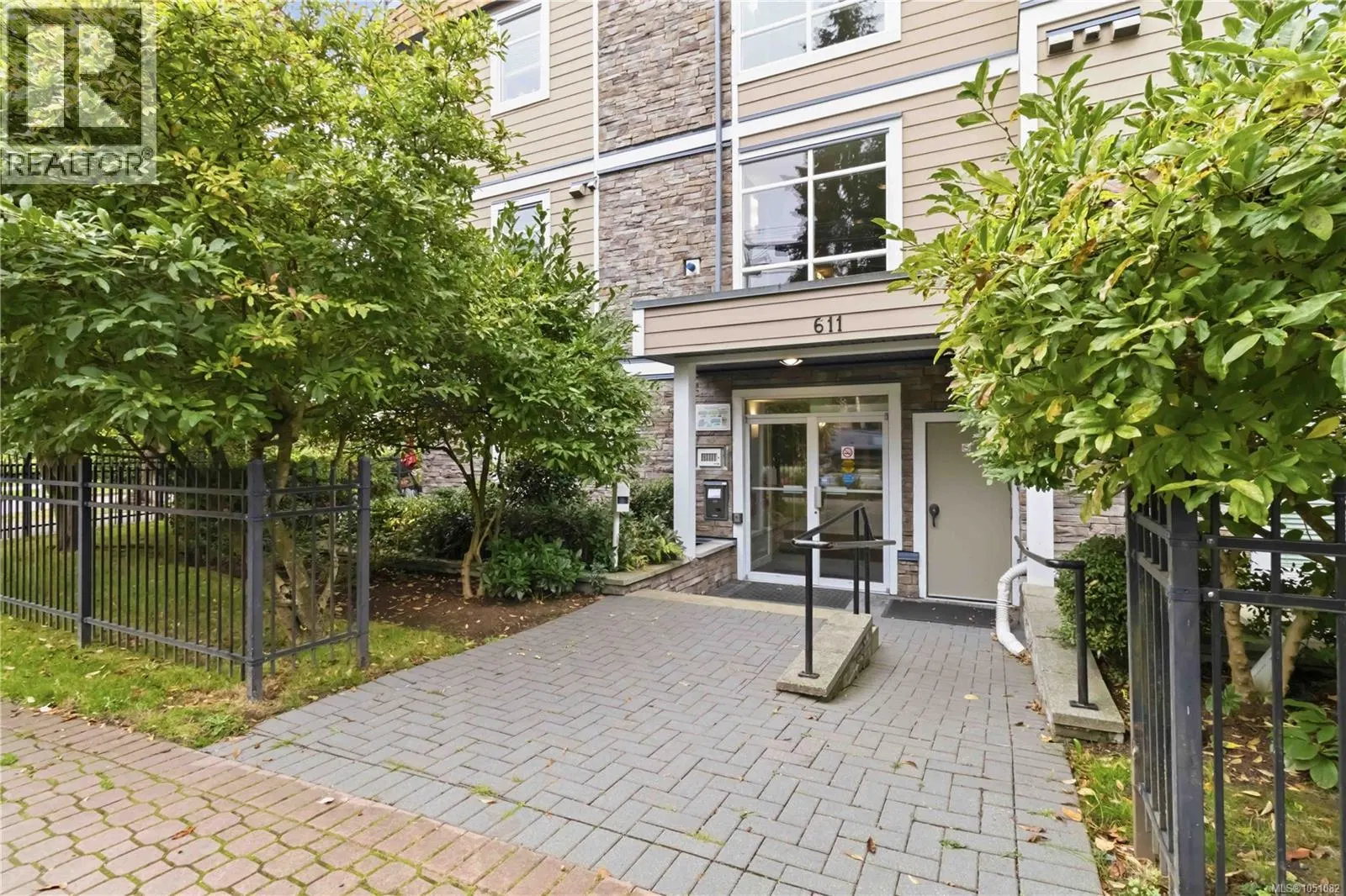 Photo 5 of 32 at #410 – 611 Goldstream Avenue