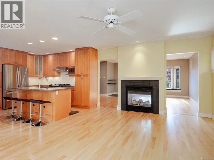 Photo 3 of 50 at 1158 Hadfield Avenue