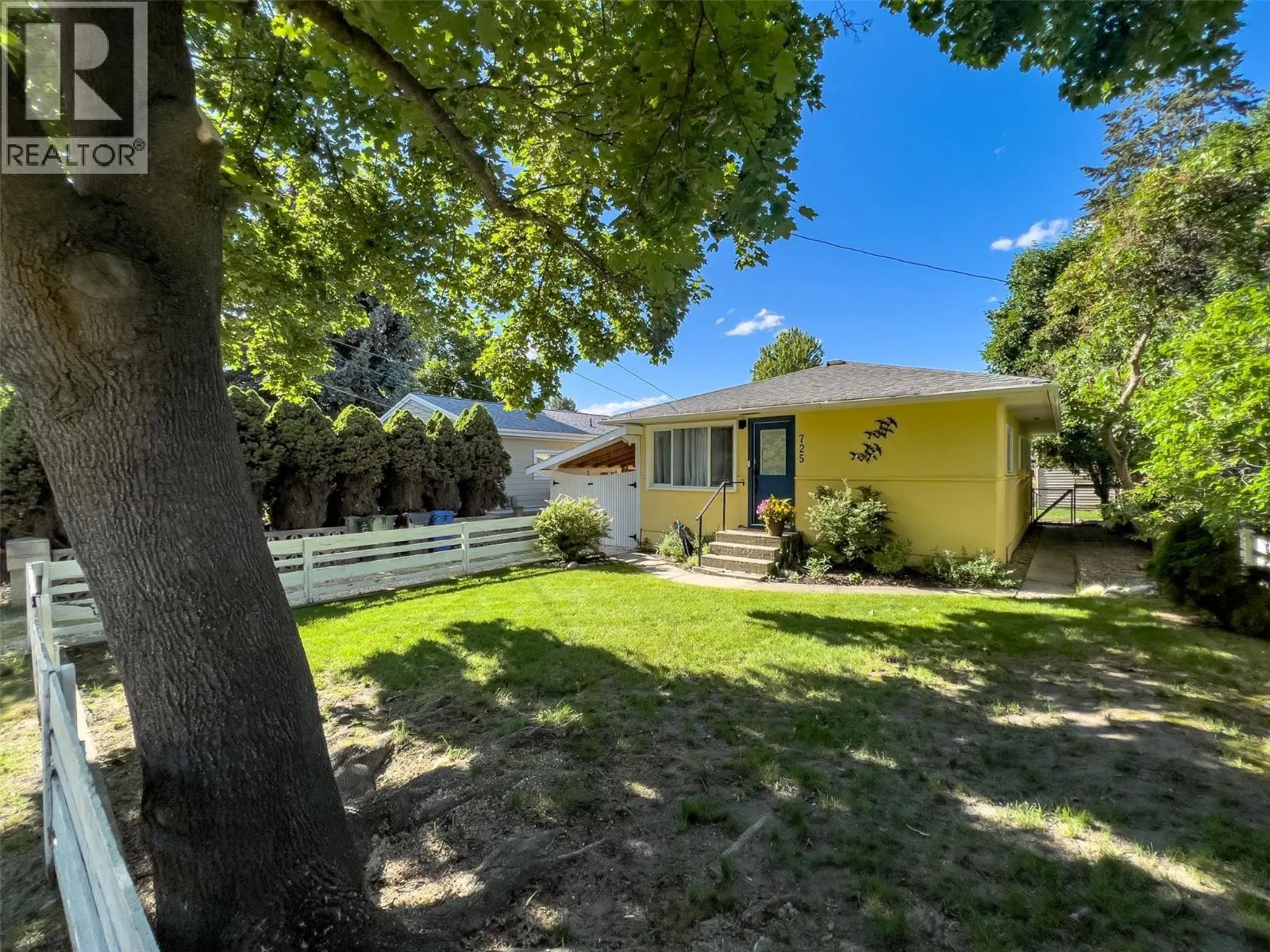 Photo 3 of 31 at 725 Ritchie Avenue