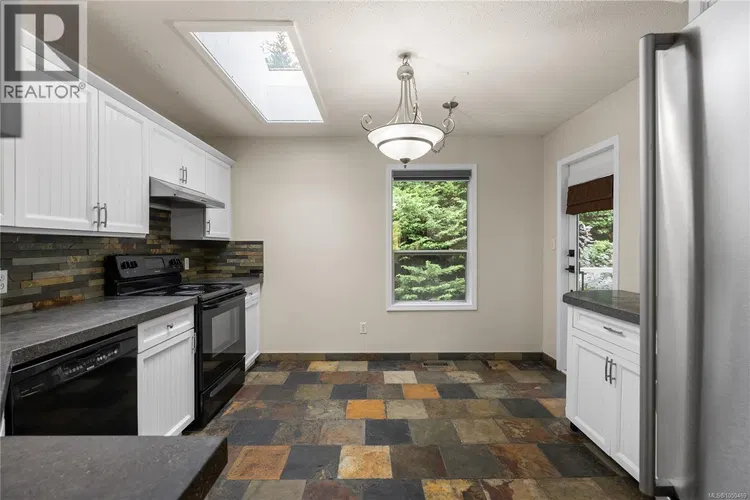 Photo 5 of 42 at 1001 Timberwood Drive