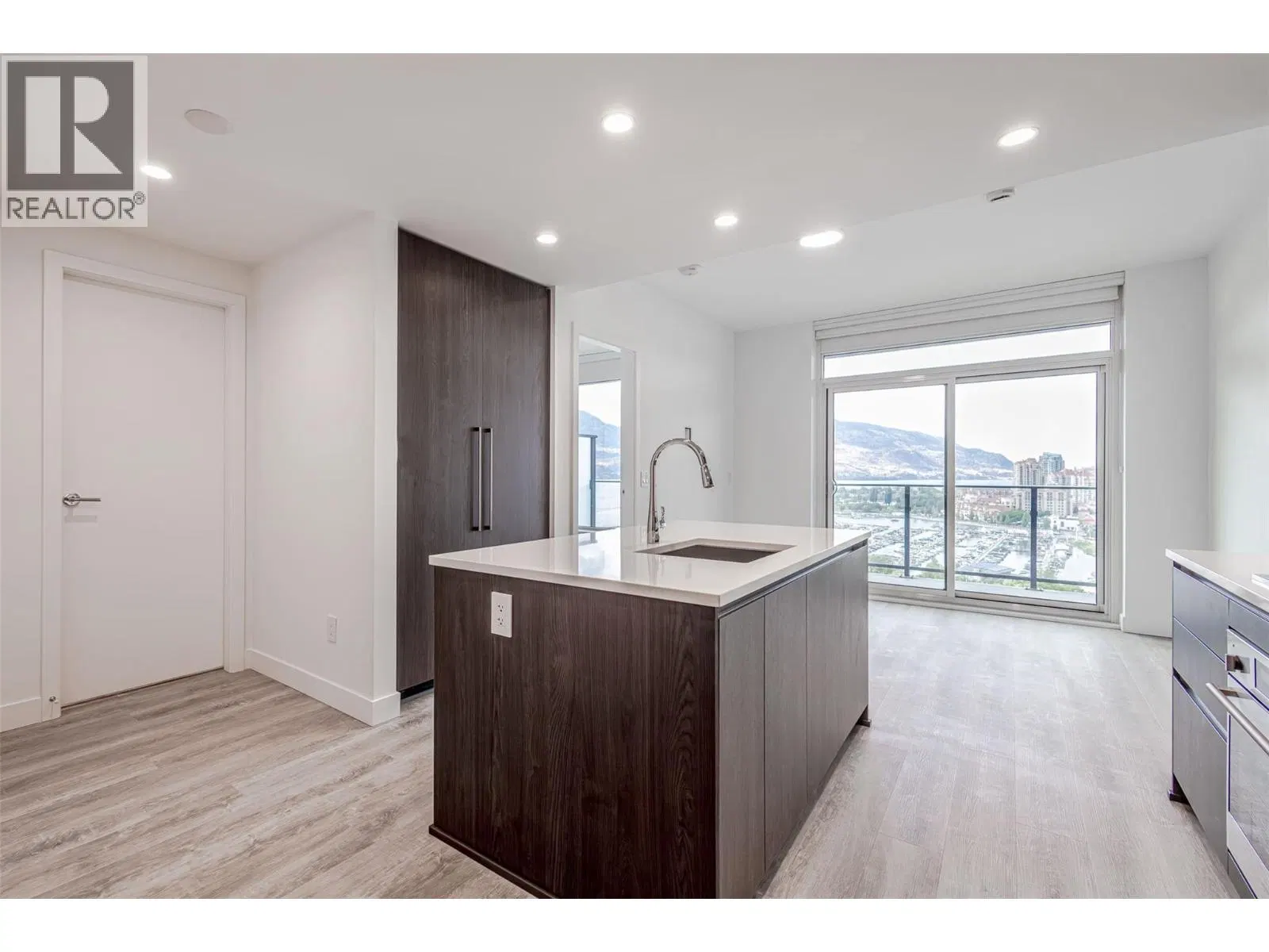 Photo 5 of 25 at #1401 – 238 Leon Avenue
