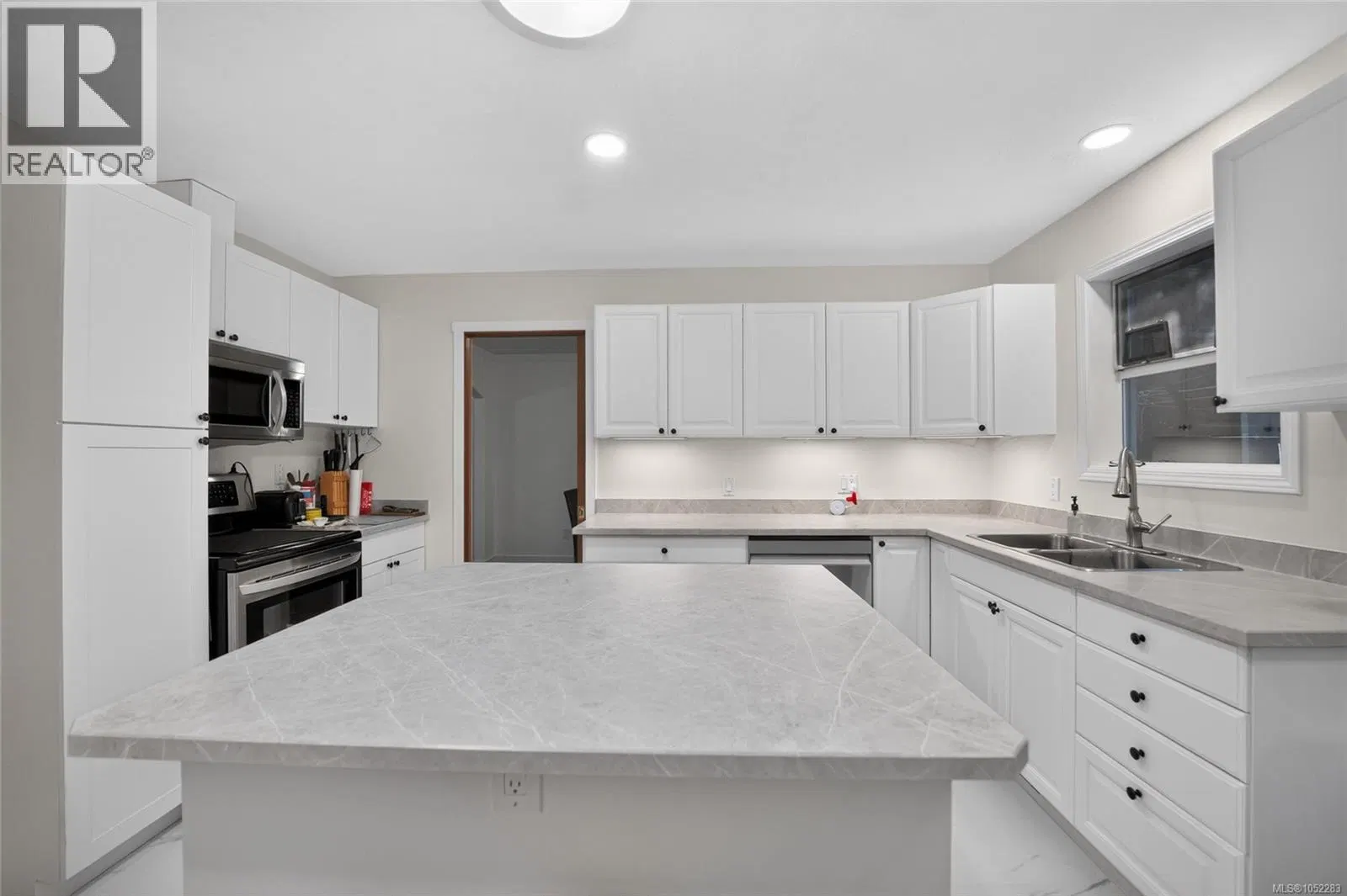 Photo 5 of 52 at 5334 Georgiaview Crescent