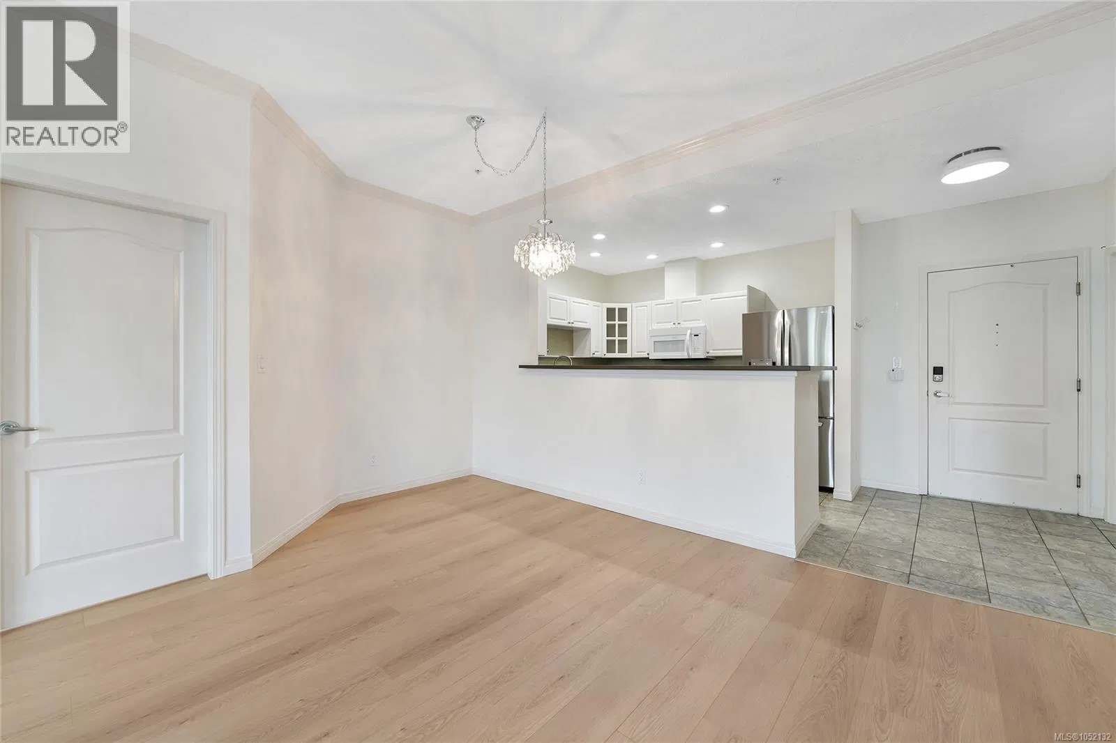 Photo 5 of 26 at #409 – 380 Waterfront Crescent