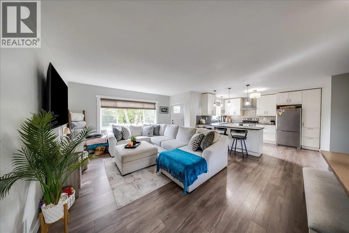 Photo 5 of 49 at 710 10TH Avenue