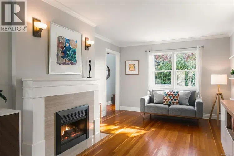 Photo 3 of 48 at 1692 Chandler Avenue