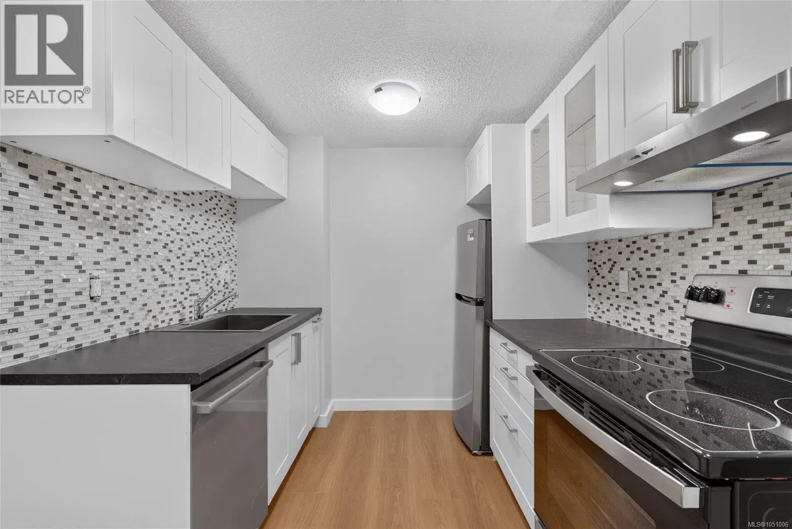 Photo 3 of 33 at #412 – 1005 McKenzie Avenue