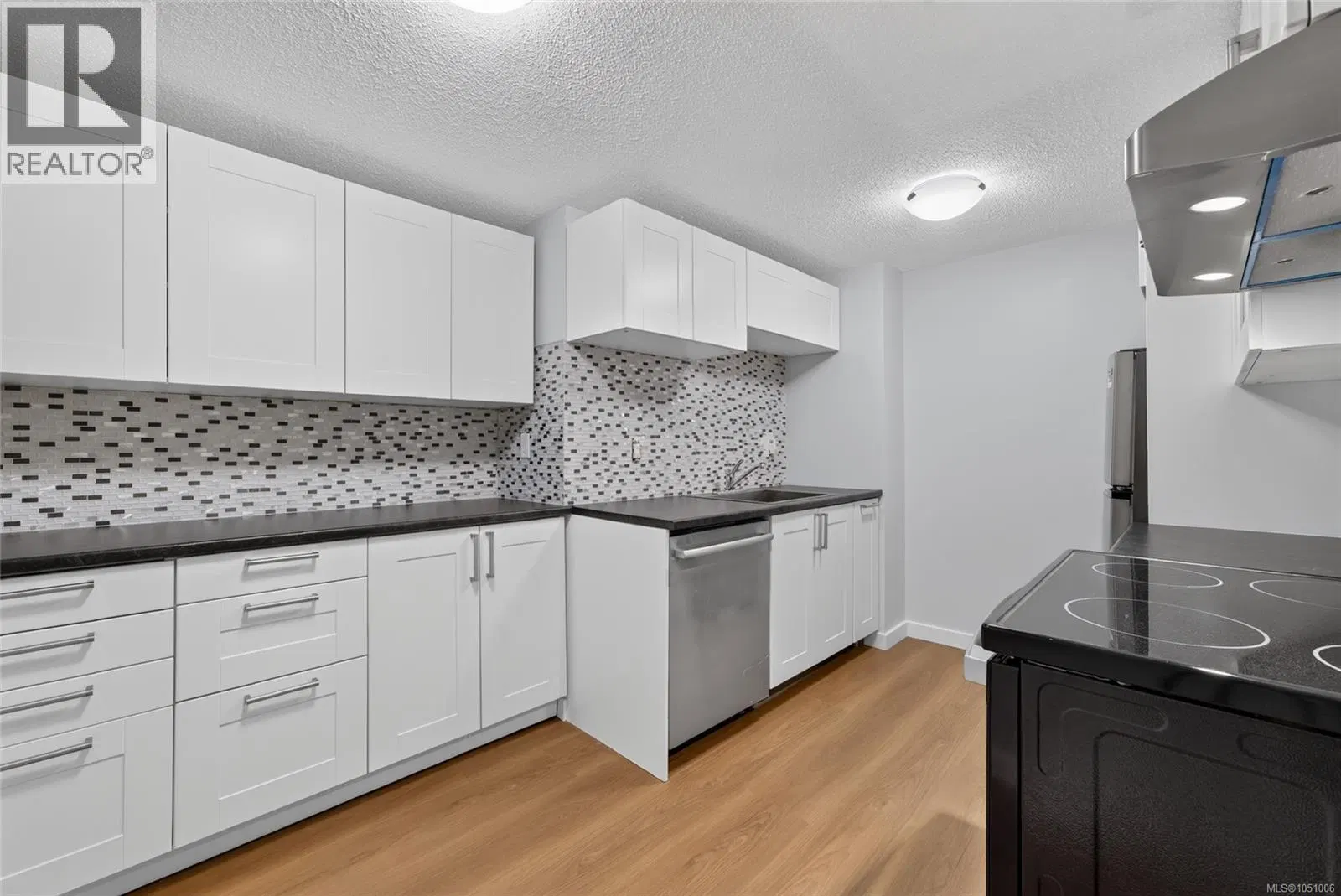 Photo 5 of 33 at #412 – 1005 McKenzie Avenue