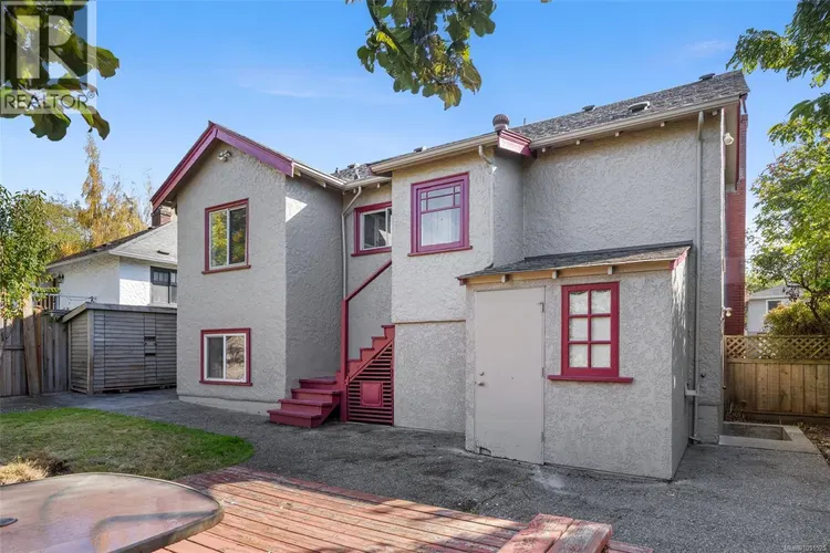 Photo 2 of 26 at 978 Lovat Avenue