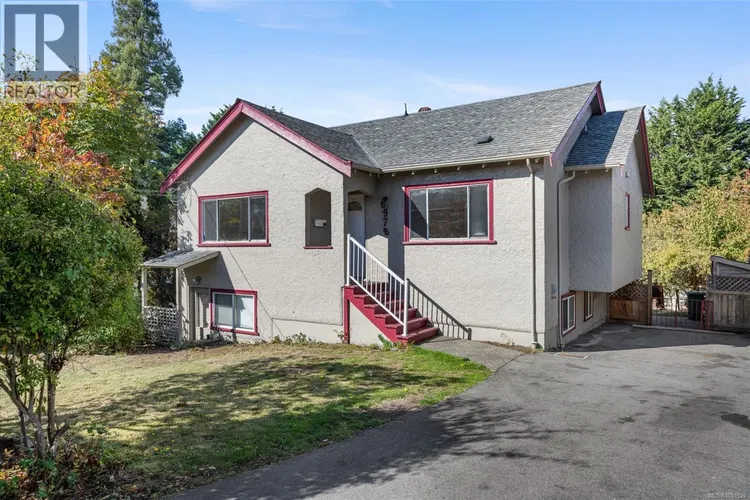 Photo 3 of 26 at 978 Lovat Avenue