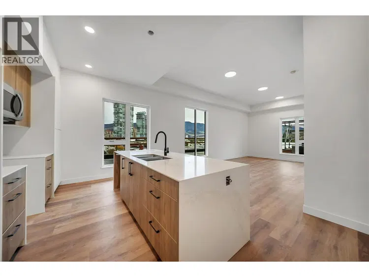 Photo 2 of 38 at #611 – 647 Clement Avenue
