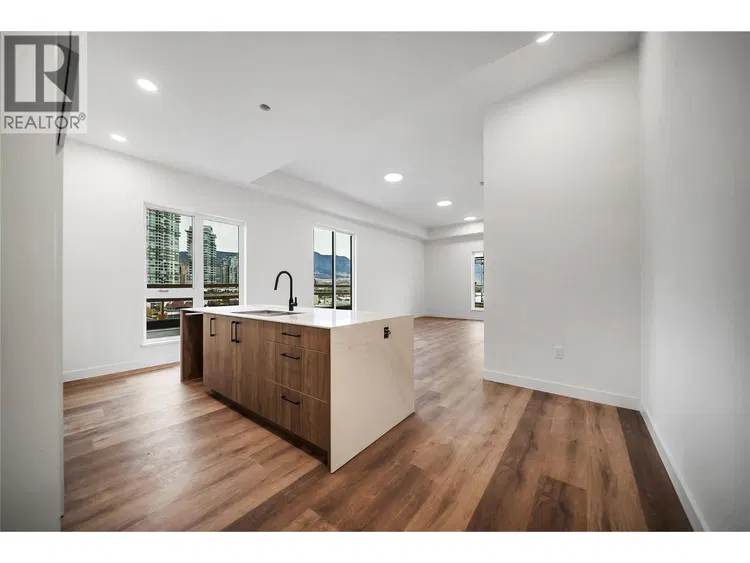 Photo 3 of 38 at #611 – 647 Clement Avenue