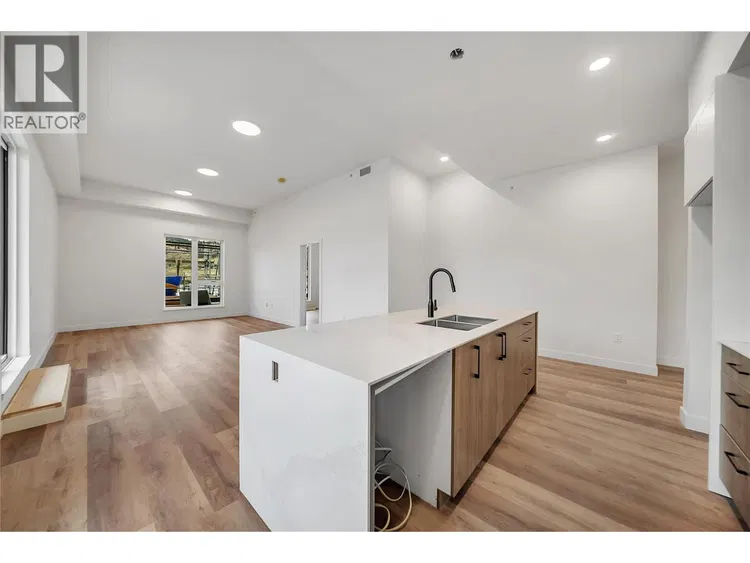 Photo 5 of 38 at #611 – 647 Clement Avenue